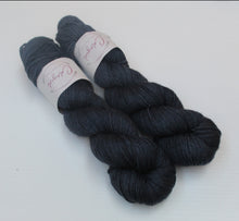 Load image into Gallery viewer, Plateau Yak/Silk 4ply/Fingering &#39;Walter&#39;